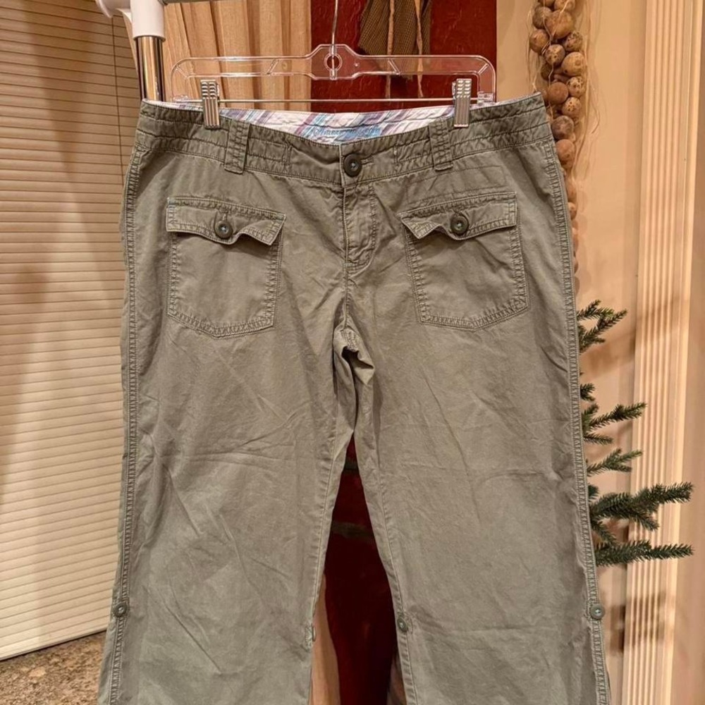 American Eagle Cargo Capris.